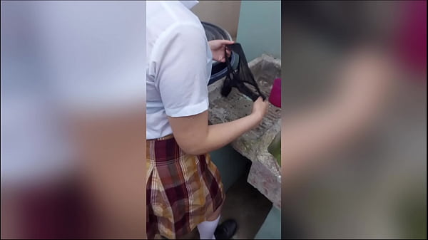 当没有其他人在家时，正在洗内裤的年轻学对她的继父感到惊讶，真正的自制。