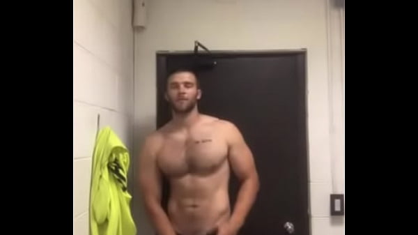Macho gostoso se exibindo