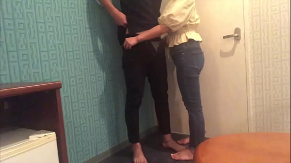 夫妻俩一回家就在门口激烈做爱。