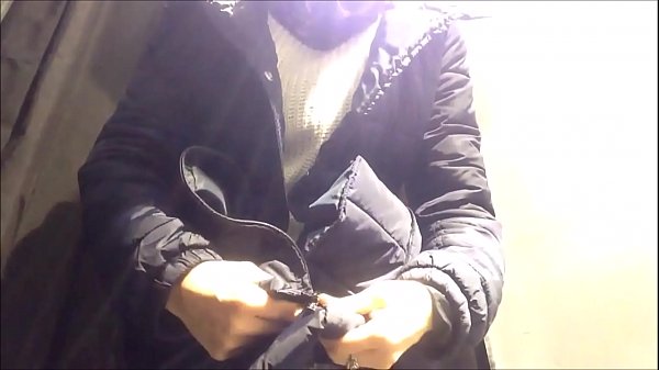 在她最喜欢的比基尼店购物：不幸的是，他们放了一个隐藏的摄像机。非法！