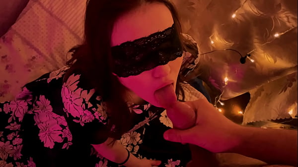 假日新年口交从一个美丽的女人在一个面具和衣服